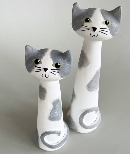 KERAMICKÁ BÍLOŠEDÁ KOČKA 29 CM