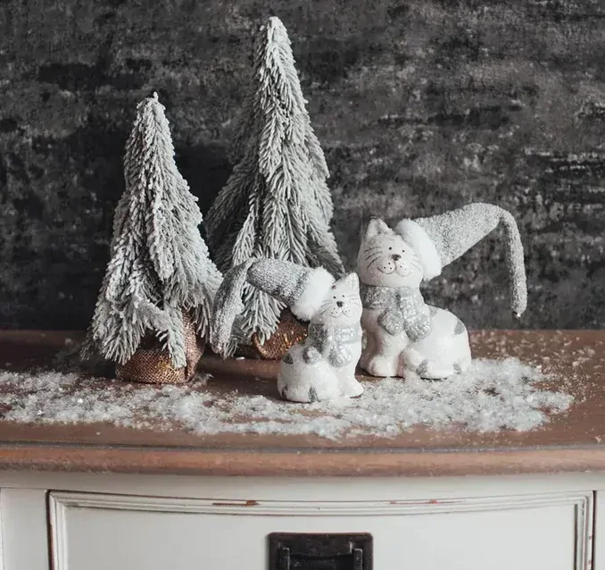 Dekorace Kočka s čepicí 13 cm