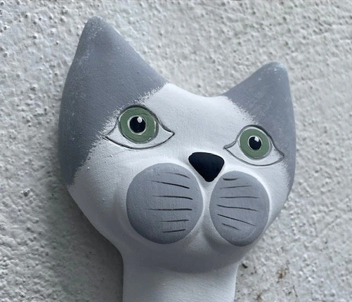 Keramická plastika na zeď Bílošedá kočka 34 cm