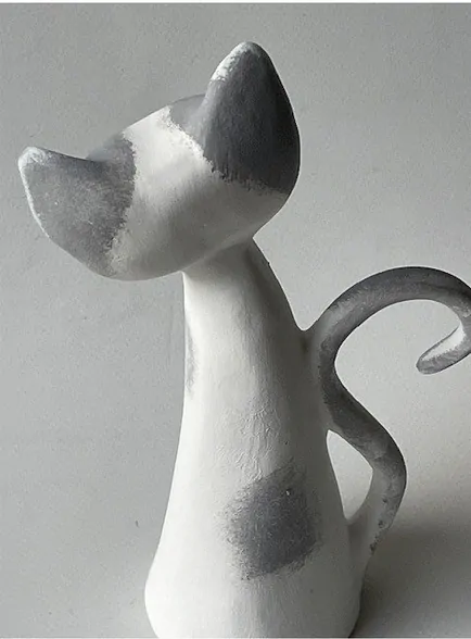 KERAMICKÁ KOČKA  - BÍLOŠEDÁ 21 CM