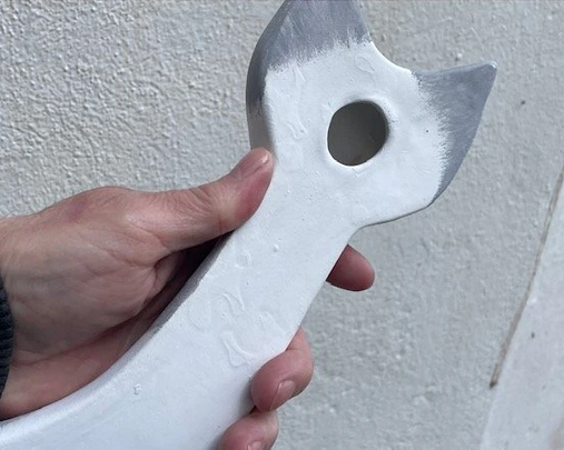 Keramická plastika na zeď Bílošedá kočka 34 cm