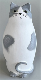 KERAMICKÁ BÍLOŠEDÁ KOČKA ROZÁRKA 22 CM